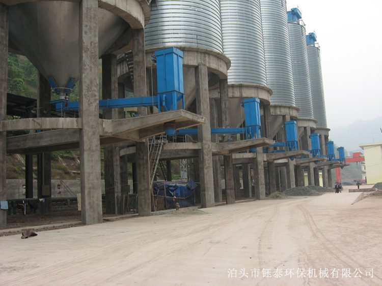 甘肅天水水泥廠(chǎng)庫側散裝機除塵器正常運行 甘肅天水水泥廠(chǎng)庫側散裝機除塵器正常運行